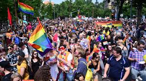 Az első magyarországi pride felvonulás mára ikonikussá vált fotója (forrás: Lanykeresekkel Es Erotlen Ellentuntetessel Zajlott Le A Pride 24 Hu