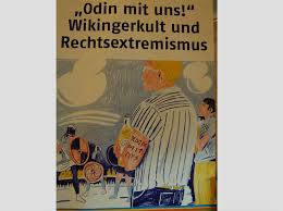 Evin fırın ısıtması, katı yakıtlı kazanlar, saunalar, odun yığını içinde evin yakınında kompakt bir şekilde istiflenmiş yüksek. Brauner Germanen Kult Blick Nach Rechts