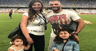 عماد قویدل شاعر و خواننده ی رپ فارسی در 29 بهمن 1367 در رشت متولد شد. Ø¹Ù…Ø§Ø¯ Ù…ØªØ¹Ø¨ Ù…Ø¹ Ø²ÙˆØ¬ØªÙ‡ ÙˆØ¨Ù†Ø§ØªÙ‡ ÙƒØ§ÙŠØ±Ùˆ Ø¨Ø±ÙŠØ³