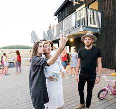 Maybe you would like to learn more about one of these? Vysilani Na Instagramu Promenila Barbora Polakova V Klip Sestrih Zaberu Z Desitek Mobilu Ted Miri Na Youtube Informuji Cz