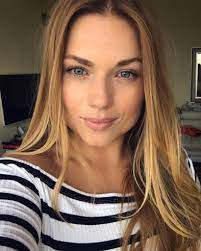 Listen to cserpes laura | soundcloud is an audio platform that lets you listen to what you love and share the stream tracks and playlists from cserpes laura on your desktop or mobile device. Cserpes Laura Nem Vagyok Sem Extrem Sem Pszichopata