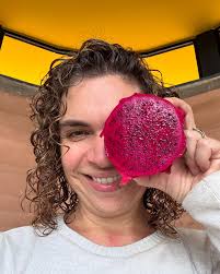 Primeiro post de 2025 vem sob um teto amarelo mostarda. Um novo teto, na  minha casa que construí no tempo de uma gestação