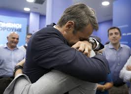 «οποιαδηποτε συμφωνια για τον μισθο μου για την οικογενεια μου και για την siemens» O Kyriakos Mhtsotakhs Sthn Agkalia Toy Gioy Toy Ta Dakrya Sygkinhshs Toy Kwnstantinoy Gia Th Nikh Toy Patera Toy Lifo