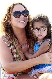 Mariah Carey Almost Trips While Climbing Off Boyfriend S Yacht Mariah Carey Mariah Carey Photos Mariah Carey Kids