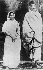 Tarihin önemli figürlerinden mahatma gandi hakkındaki bilgiler ve hayatındaki detaylar vatandaşlar modern hindistan'ın kurucusu mohandas karamçand gandi (yüce ruh anlamına gelen mahatma. Elizabeth Maria Molteno Wikiwand
