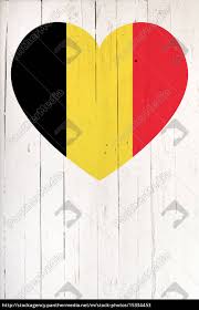 Hier können sie belgische fahnen günstig online kaufen. Belgien Flagge In Herzform Auf Einem Weissen Holzbrett Lizenzfreies Bild 15334453 Bildagentur Panthermedia