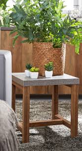 Dieser Tisch Kommt Mit Grunen Pflanzen Richtig Toll Zur Geltung Der Beistelltisch Mit Einer Platte In Beton Optik Sowie Ein Pflanzen Stuhlhussen Beistelltisch