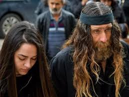 Στο εδώλιο του κατηγορούμενου θα καθίσει ο πατέρας του βαγγέλη γιακουμάκη, ανδρέας, μετά από μήνυση του πρώην διευθυντή της γαλακτοκομικής σχολής ιωαννίνων. Pateras Giakoymakh O Baggelhs Eixe A3ies Aytoi Den Exoyn Tipota