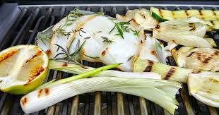 Das Herrlich Warme Wetter Hier Verfuhrt Dazu Den Grill Wieder Auszupacken Wahrend Zu Hause Gerhard Der Grillmeister Ist Und In 2020 Fenchel Lauchzwiebeln Grillen