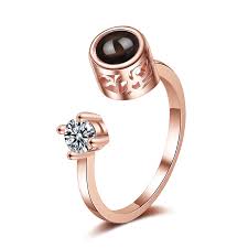 Untuk sentuhan elegannya dilihat dari tahta permata berlian warna putih. Eico Cincin Pasangan 100 Bahasa Proyeksi Cincin Emas Mawar Saya Cinta Kamu Untuk Hadiah Pertunangan Wanita Modis Buy 100 Bahasa Cincin Cincin Tunangan Gadis Hadiah Pertunangan Product On Alibaba Com