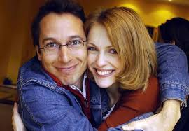 Schauspielerin Natalie Alison und ihr Freund Peter springen vor Glück in  die Luft