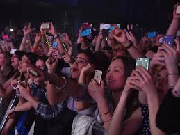 Maybe you would like to learn more about one of these? 6 Hal Yang Sebaiknya Tak Kamu Lakukan Saat Nonton Konser Musik Entertainment Fimela Com