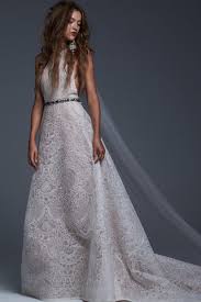 Brautjungfer helfen einer braut, mit dem verfahren von hochzeiten voranzukommen. Galilea By Vera Wang