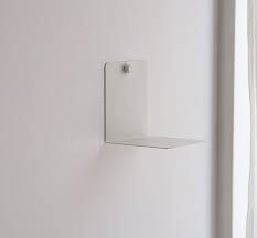 壁にブックエンドをサクッと取りつけ リビングの困りもの置き場に ブックエンドの穴があるほうの面を壁につけ 石膏ボードフックでとめます 104781 esseonline エッセ オンライン 壁掛け サーキュレーター 秘密の部屋 小さなキッチン収納