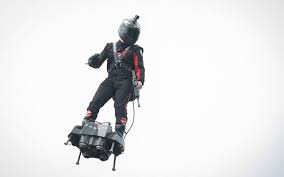 La manche fut le lieu de nombreux exploits aéronautiques et la traverser avec son flyboard semblait bien être un passage obligé pour franky zapata. Franky Zapata Compte Bien Traverser La Manche En Flyboard Le Parisien