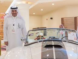 فريق السيارات الخليجية يستهوي زوار كلاسيك القصيم Chef Jackets Jackets Coat