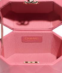 Hello everyone, i want to share with you my 1st impressions on this 20s chanel vanity case (beige/black.) Small Vanity Case Lambskin Gold Metal Chanel