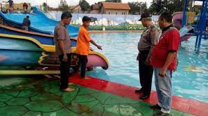 Bagi anda yang hobi renang sangat cocok untuk berenang di olympic pool ini. Liburan Jadi Petaka Ditinggal Sebentar Nuraini Sudah Terapung Di Kolam Renang Tribunnews Com Mobile