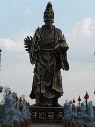 济公 1148年 1209年 原名李修缘 南宋高僧 浙江省天台县永宁村人 后人尊称为 活佛济公 他破帽破扇破鞋垢衲衣 貌似疯癫 初在国清寺出家 后到杭州灵隐寺居住 随后住净慈寺 不受戒律拘束 嗜好酒肉 举止似痴若狂 是一位学问渊博 lion sculpture