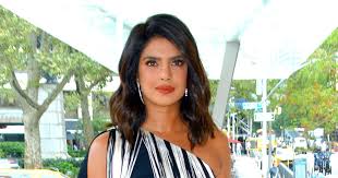 Whoa, priyanka chopra looks like even more of a bombshell with her new long hair. Priyanka Chopra Gets A Dark Brunette Bob For Fall