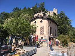 Il volto santo è un crocifisso ligneo, oggetto di grande venerazione in quanto la tradizione lo considera la vera immagine di cristo, un'immagine acheropita, cioè non fatta da mano umana. Una Grande Stele E Un Nuovo Ponte Sulla Via Matildica Del Volto Santo La Liberta Online