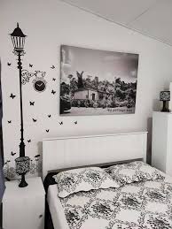 Sebenarnya tidak, ia hanya menampakkan lagi bilik itu bertambah. Deko Bilik Tidur Tema Hitam Putih Rumah Kebun Dengan Diy Kreatif Frame Hias My