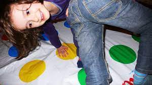 Este tipo de pasatiempos ha ido perdiéndose con el paso de los años aunque en la educación infantil siguen fomentándose como ejemplo de entretenimiento colectivo. Historia Y Reglas Del Juego Twister