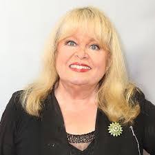 Caroline Warner's Instagram, Twitter & Facebook