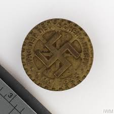 (t39) a german tag der arbeit 1934 day badge in pressed bronzed metal and maker marked hoffstatter bonn to the reverse. Badge Commemorative German Tag Der Deutschen Arbeit 1 Mai 1933 Imperial War Museums