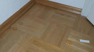 Wir haben laminat und der teppich ist immer hin und her gerutscht. Geruch Aus Parkett