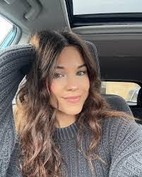 Crystal Hoback's Instagram, Twitter & Facebook