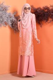 Warna peach merupakan kelompok warna orange tentunya warna ini sebenarnya tergantung dari selera para pemakainnya, meskipun orang yang mengenakan baju bahasa melayu pun memiliki andil dalam warna ini karena di malaysa sendiri warna ini di kenal. Baju Kurung Lace Serena Peach Melon Muslimahclothing Com