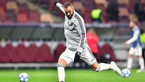 صورة كريم بنزيما يغير وكيله أعلن النجم الفرنسي كريم بنزيما مهاجم ريال مدريد الإسباني عن انضمامه إلى شركة جديدة تتولى إدارة أموره Real Madrid Soccer Madrid