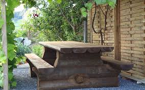 Holztisch mit bank in einem sehr guten zustand. Gartenmobel