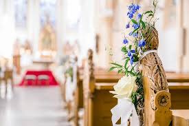 Es sind nicht mehr alle vasen da die am bild zu sehen sind. Kirchenbank Deko Tolle Ideen Beispiele