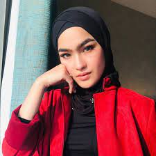 Her birthday, what she did before fame, her family life, fun trivia facts, popularity rankings, and more. Bila Elfira Loy Tayang Tunang Di Ig Makan Hati Tak Handsomenya Tunang Puji Netizen Berita Steady