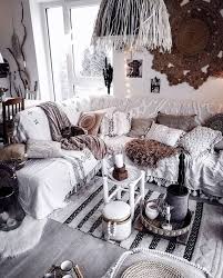 Black And White Boho Rug Small A Living Space In Black White Bohemian Style Whitewashed Flooring Lots Of Textures Eclectic Furnishings Grass Covered Pendant Lig Wohnung Wohnraum Wohnen
