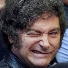 DALE, INGRID, DALE, cerrame la botella de Coca grande.