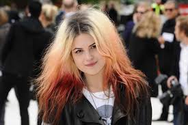 How Alison Mosshart Painted A Show Inside Itself The Daily Front Row