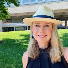 Federal energy lawyer is given brief reintroduction to native habitat  before fleeing back to the land of comfy clothes. 😏🤗 #workvisit  #twoyearslater #WFH4eva #washingtondc