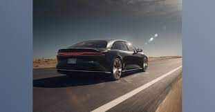 Lucid is especially proud of the sedan's expansive passenger space, which is highlighted by a large back seat. Ev Lucid Air Schafft Im Test Eine Reichweite Von 832 Km