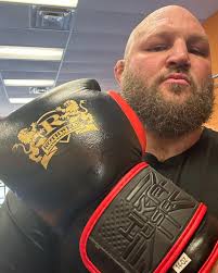 I've owned a gym for 12yrs but never posted the front 🤷🏽‍♂️ @rothwellmma  Here it is , a place for BJJ, Kickboxing and now training for  @bareknucklefc Hopefully some fight news soon