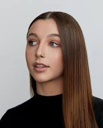 Emma Chamberlain Black And Blond Hair Everything About Emma Chamberlain S Parents And Her Personal Life Emma Chamberlain Chamberlain Emma