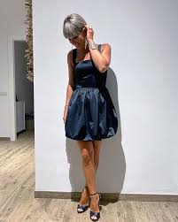 Il successo di alessandra amoroso, anno dopo anno, cresce sempre di più, così come la stivale nero di pelle, con tacco a spillo, e abito nero: Facebook