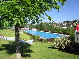 Der tag beginnt nördlich der mittelgebirge mit vielen wolken und einigen schauern. Freibad