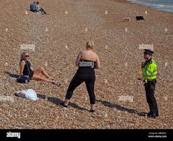 Police telling people to leave Brighton beach during the Coronavirus  pandemic Stock Photo - Alamy