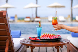 Gia đình chơi trong hồ bơi tại Victoria Hoi An Beach Resort, khách sạn gia đình tốt nhất Hội An