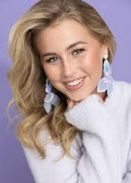 Danielle Benefield's Instagram, Twitter & Facebook