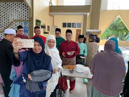 Nik nazmi, petaling jaya, malaysia. Nik Nazmi Solat Aidilfitri Di Masjid Muadz Bin Jabal Facebook