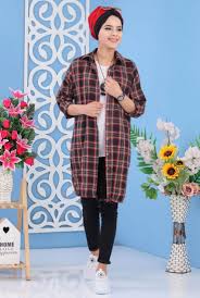 Créez un effet superposé avec un pantalon large ou des leggings ou avec une jupe et des bottes. Tunique Chemise Longue A Carreaux Pour Femme Couleur Noir Vert Et Rouge Pret A Porter Et Accessoires